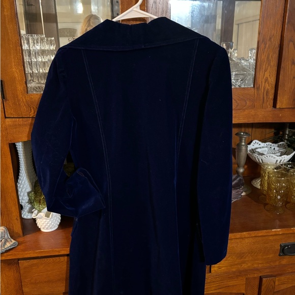 Lady’s vintage velvet blue coat. - Picture 9 of 9